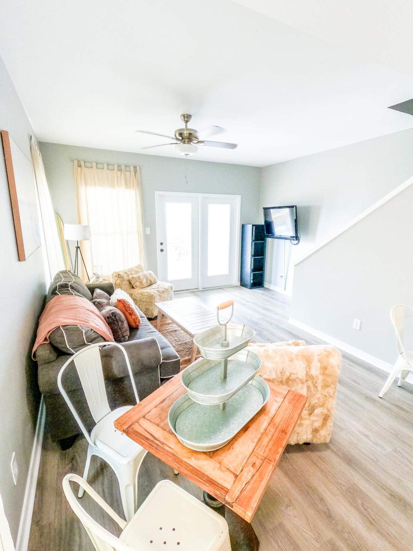 Duplex allows for one or both sides to be rented! Suitable for small or large families!