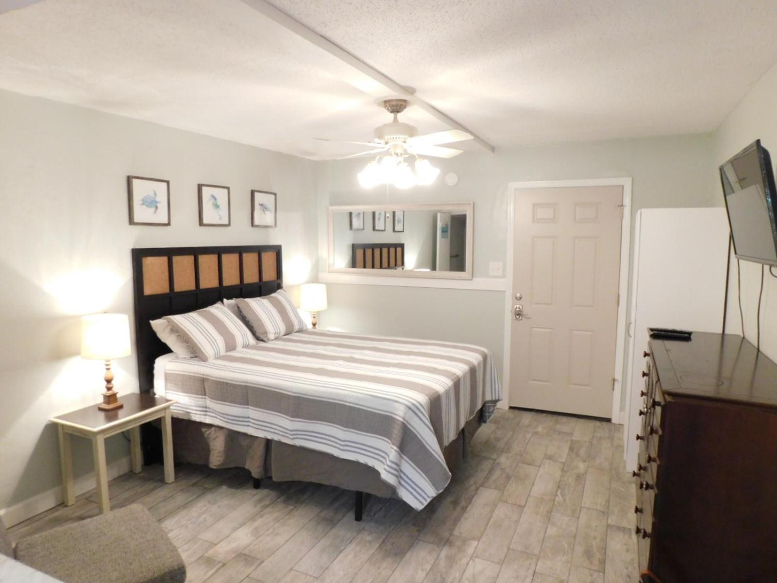 Budget Friendly Condo Perfect for a Romantic Getaway within Walking Distance to the Beach!