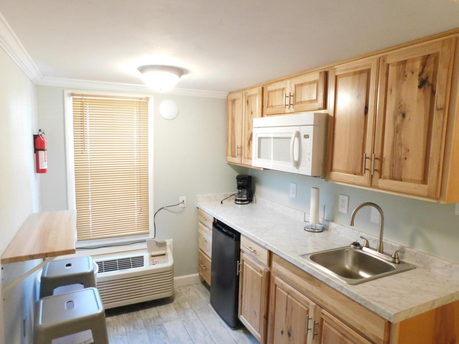 Budget Friendly Condo Perfect for a Romantic Getaway within Walking Distance to the Beach!