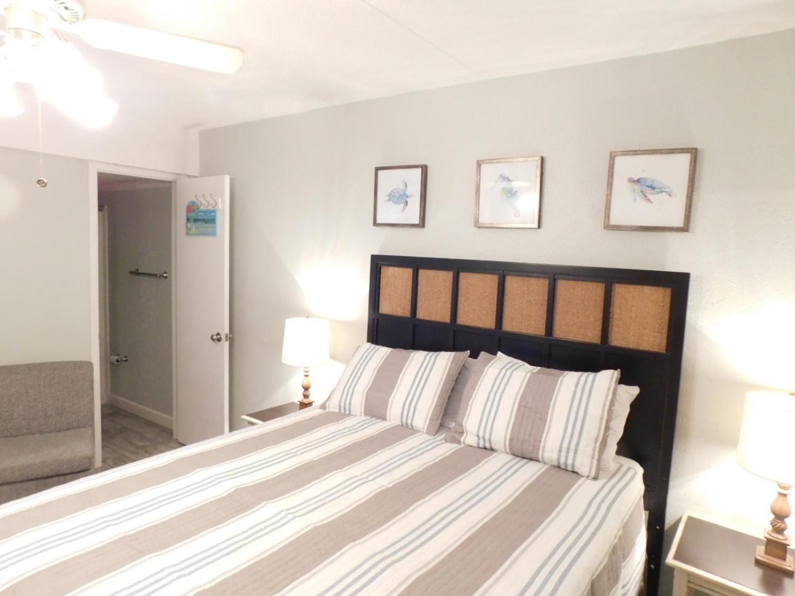 Budget Friendly Condo Perfect for a Romantic Getaway within Walking Distance to the Beach!
