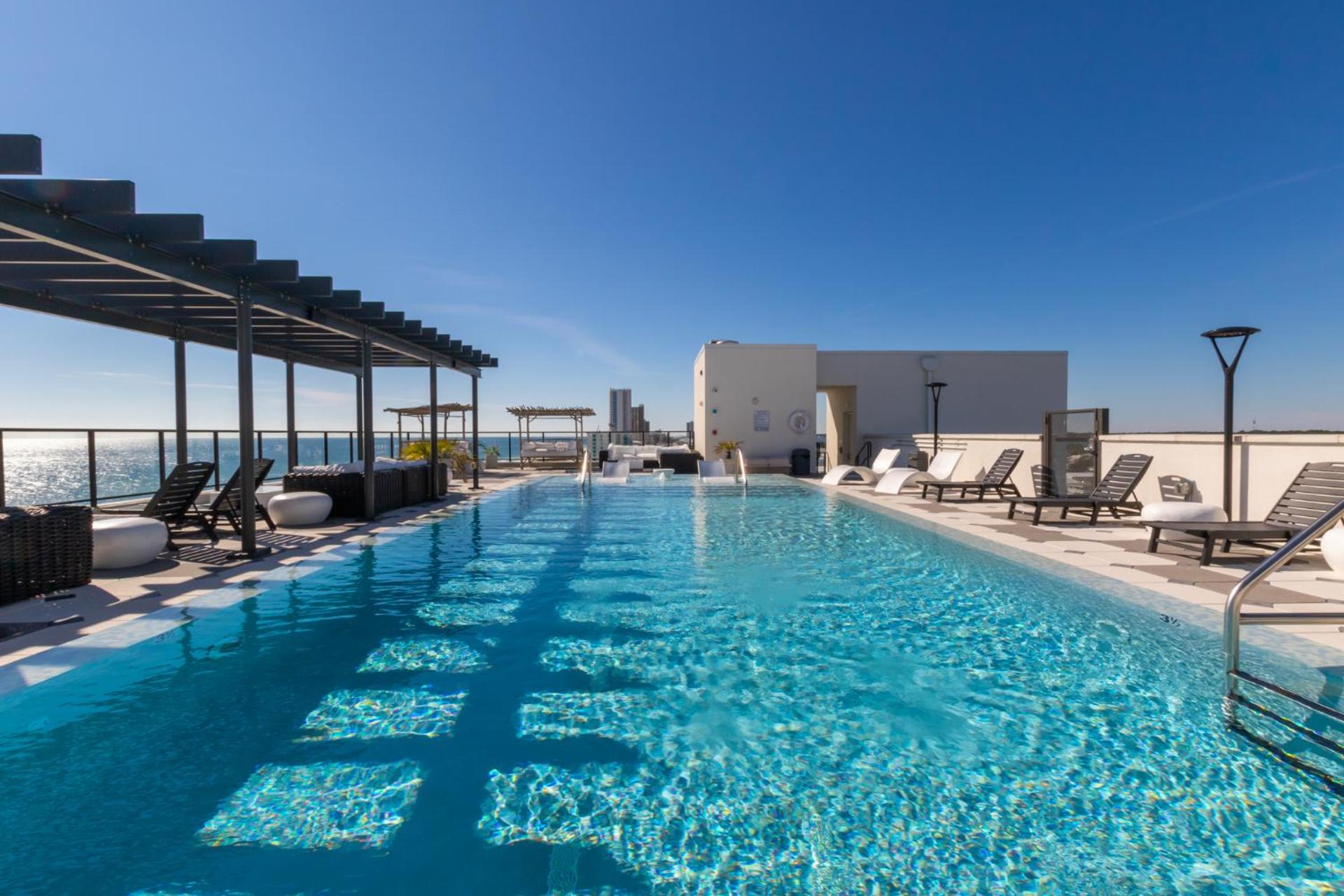 Modern 4 BR Luxury Condo with Rooftop Pool Next to the Hangout!