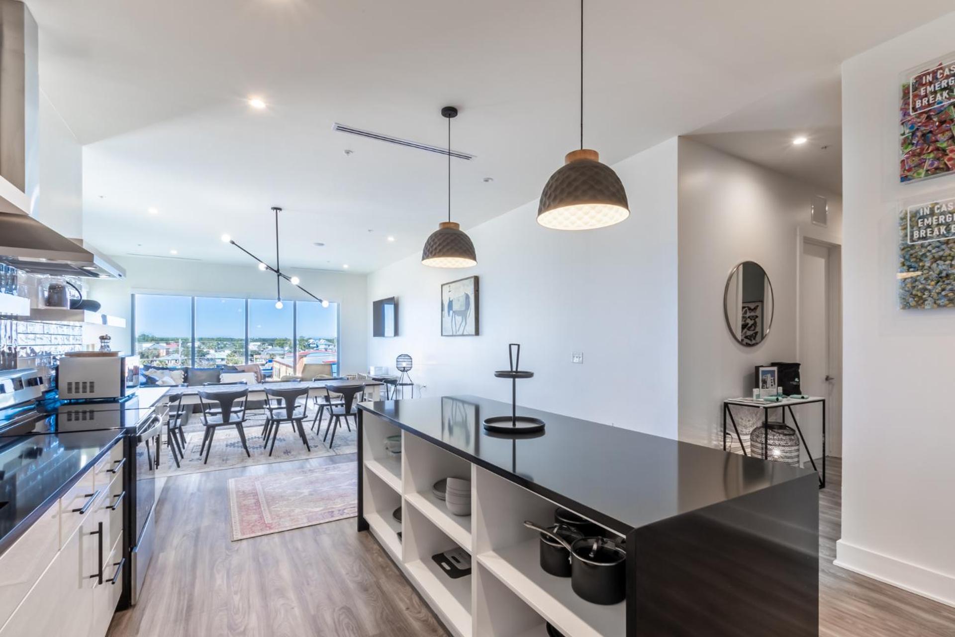 Modern 4 BR Luxury Condo with Rooftop Pool Next to the Hangout!