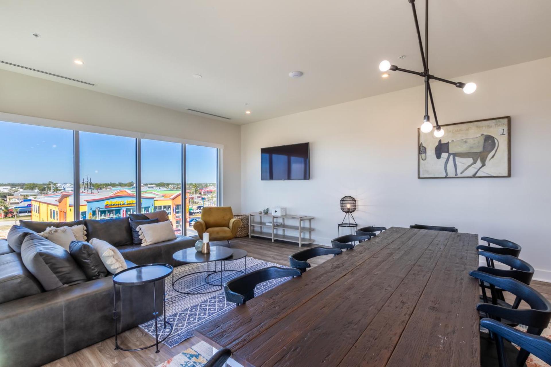 Modern 4 BR Luxury Condo with Rooftop Pool Next to the Hangout!