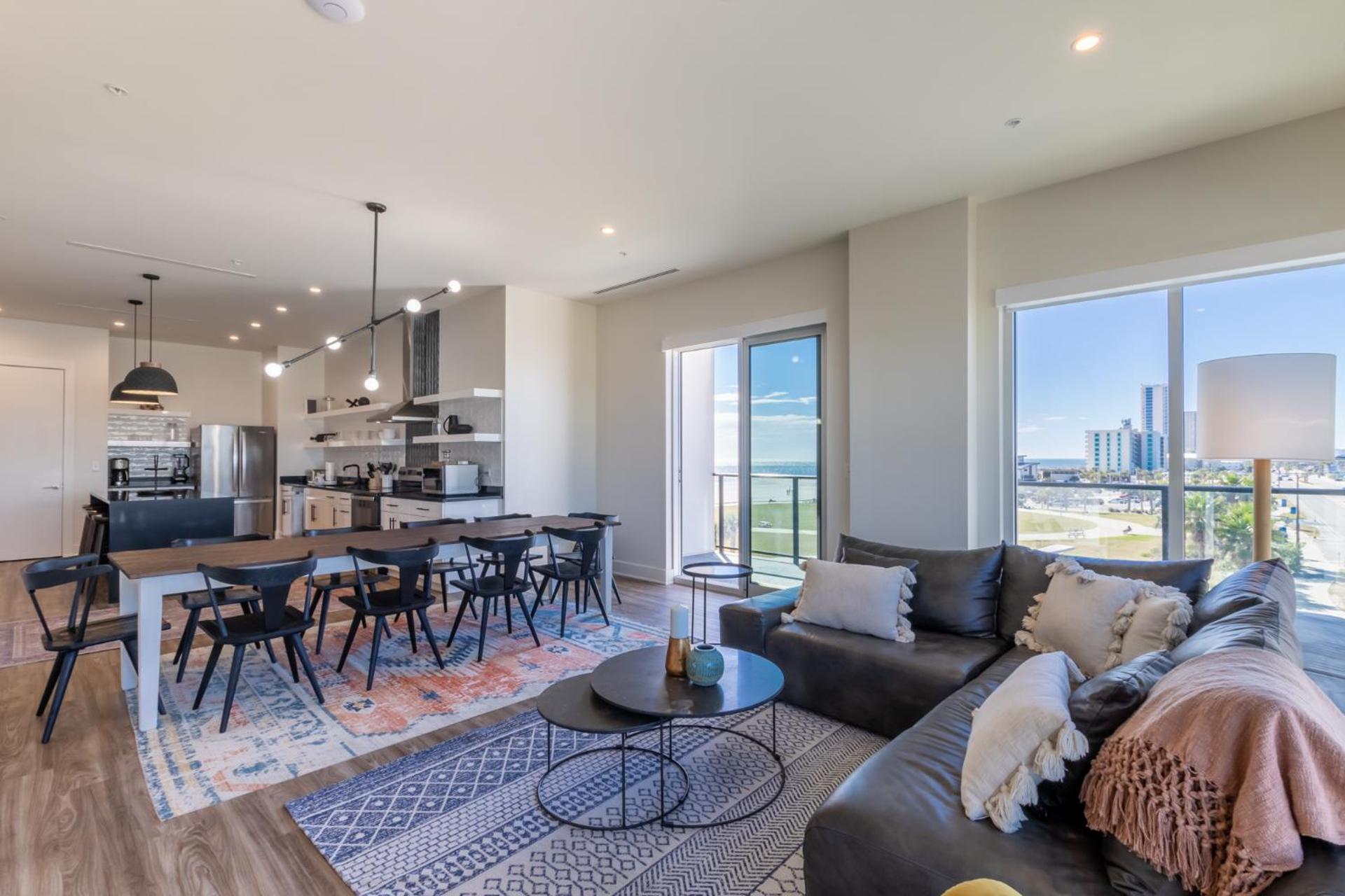 Modern 4 BR Luxury Condo with Rooftop Pool Next to the Hangout!