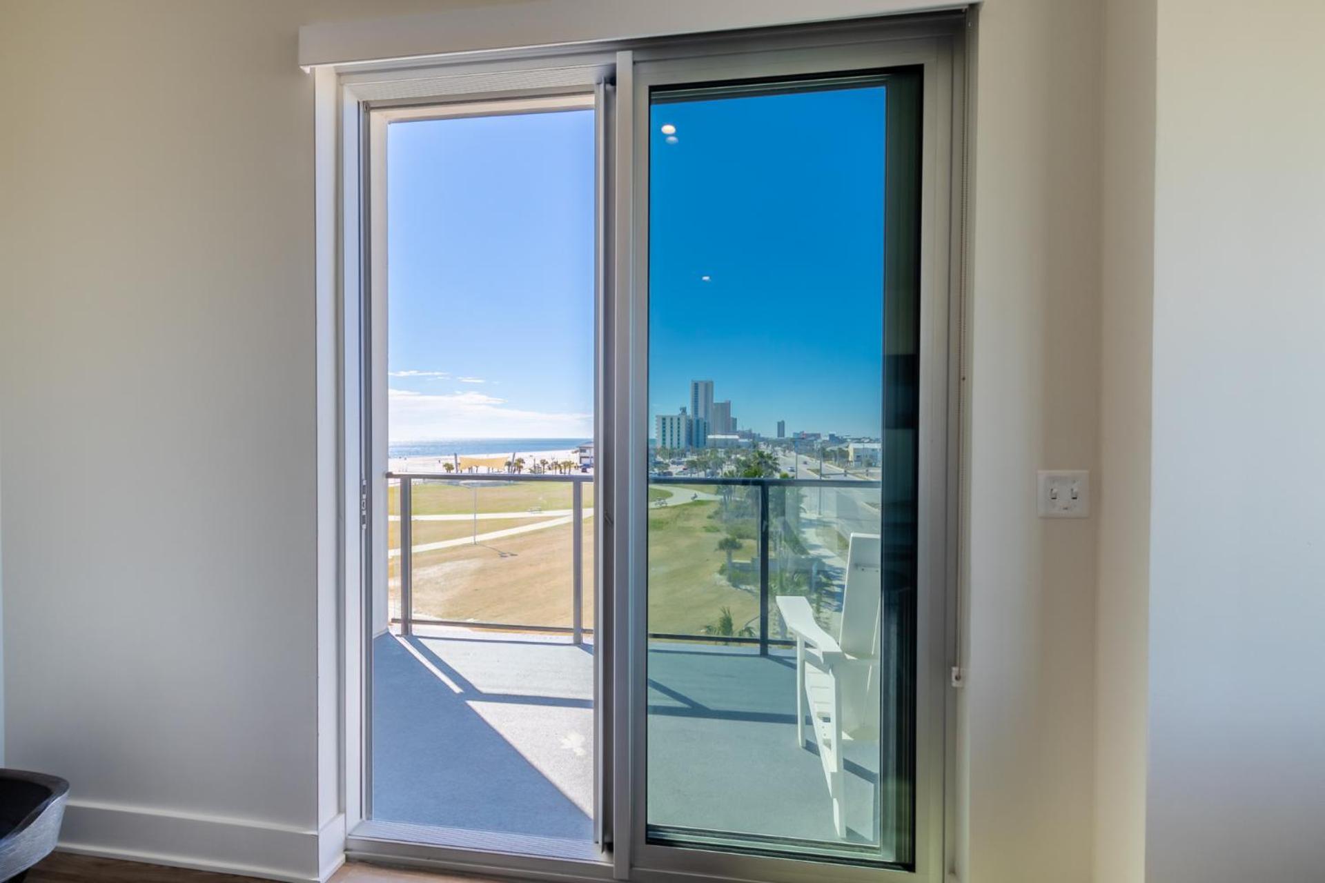 Modern 4 BR Luxury Condo with Rooftop Pool Next to the Hangout!