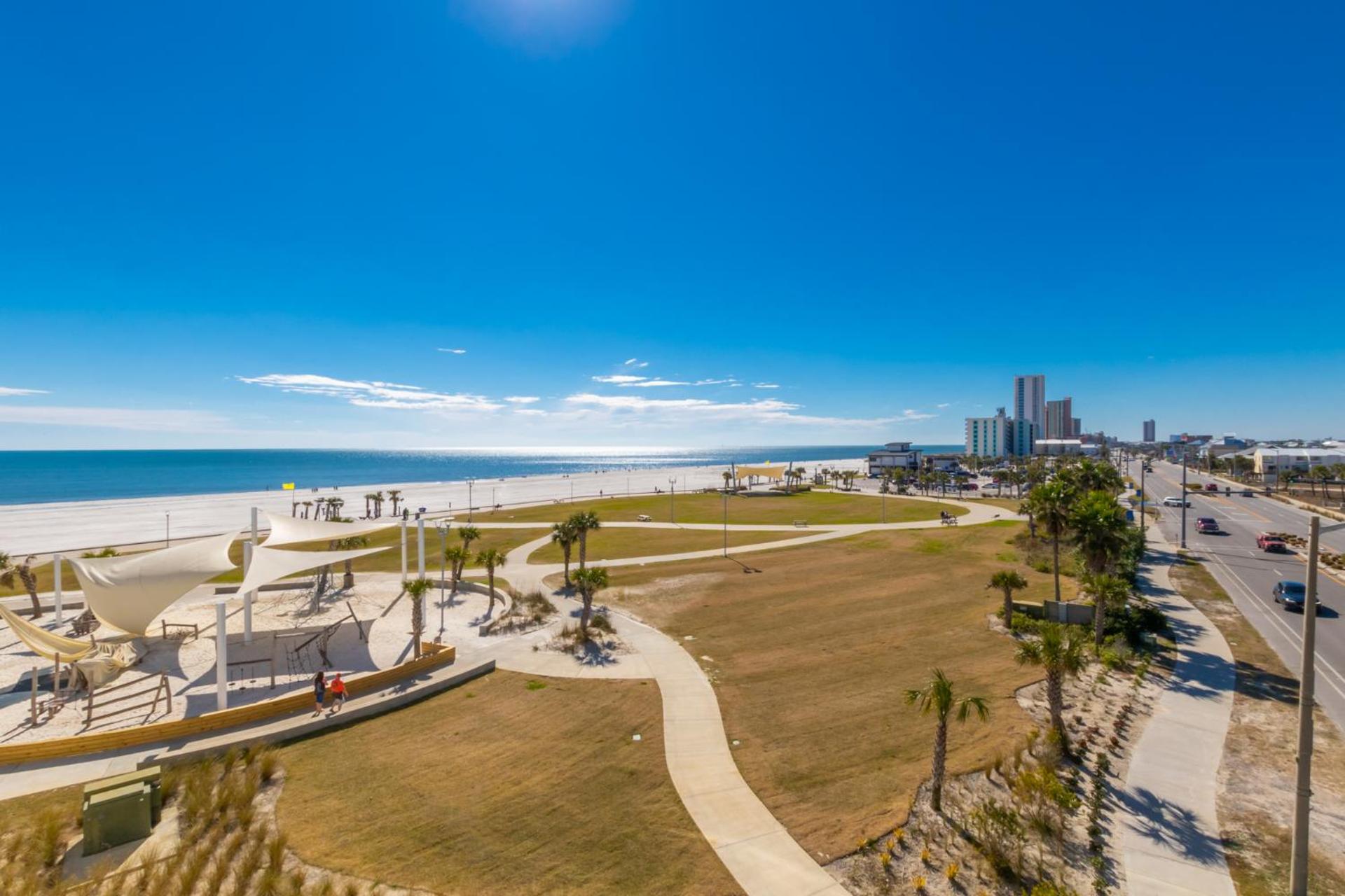 Modern 4 BR Luxury Condo with Rooftop Pool Next to the Hangout!