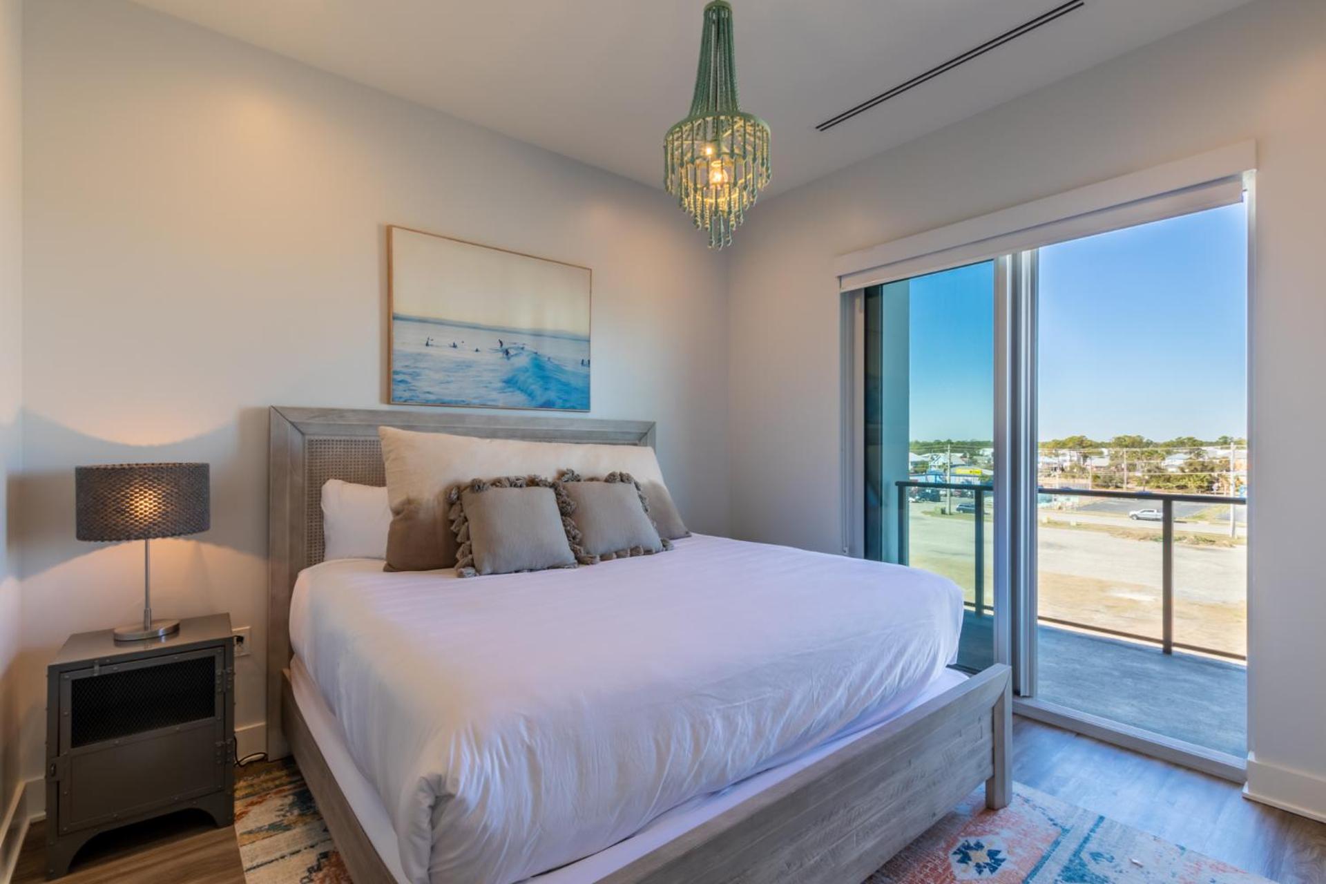 Modern 4 BR Luxury Condo with Rooftop Pool Next to the Hangout!