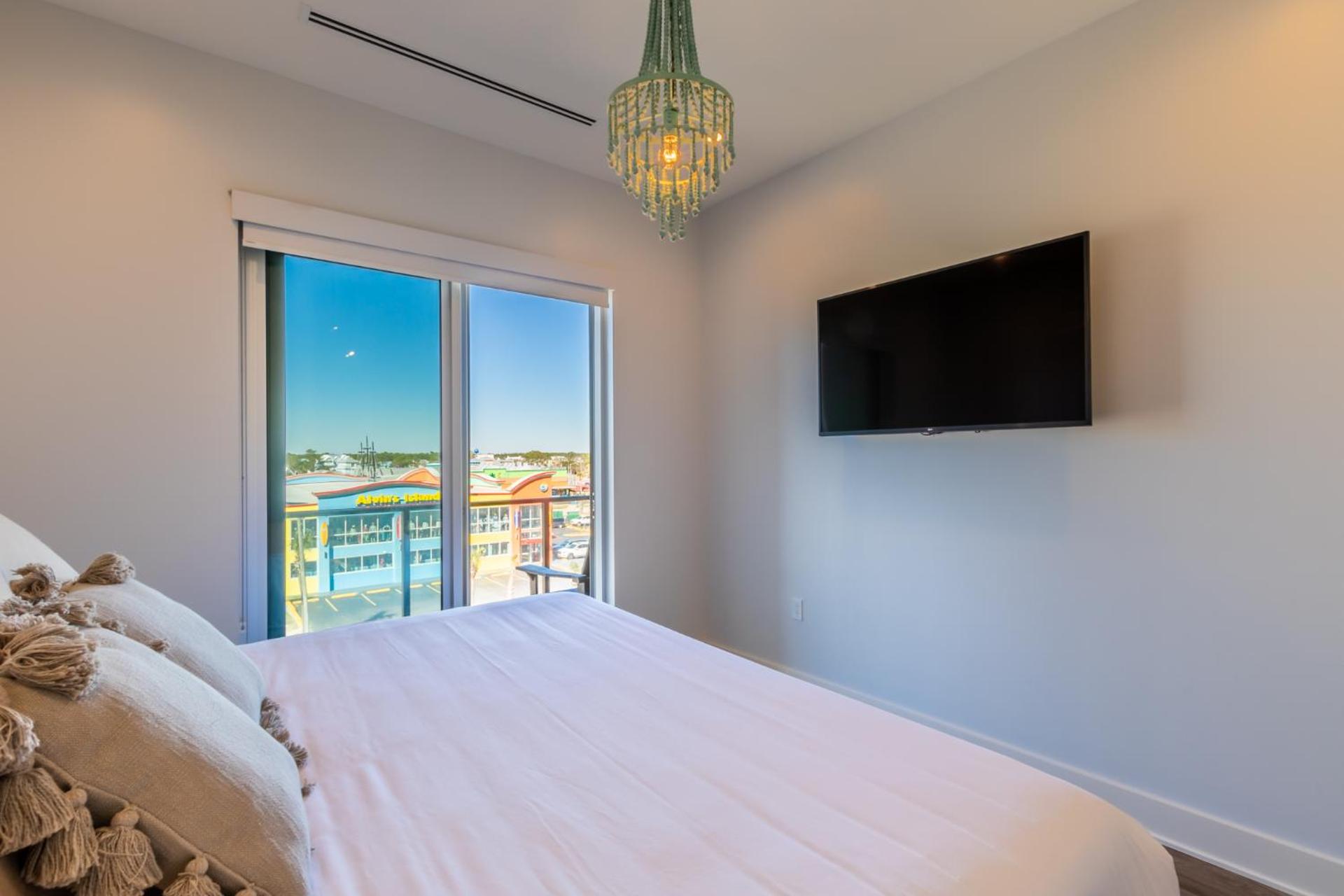 Modern 4 BR Luxury Condo with Rooftop Pool Next to the Hangout!