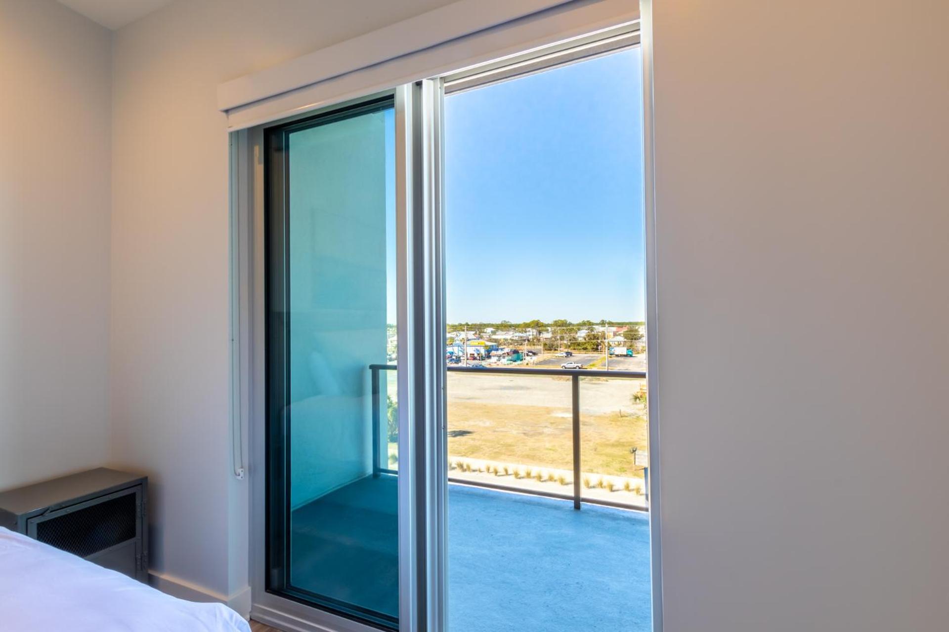 Modern 4 BR Luxury Condo with Rooftop Pool Next to the Hangout!