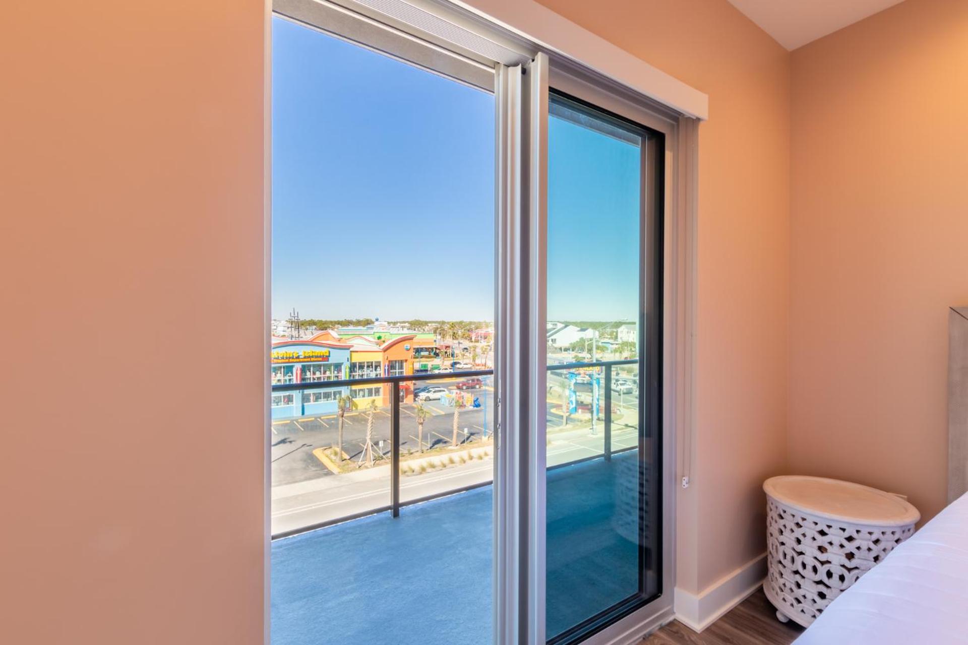 Modern 4 BR Luxury Condo with Rooftop Pool Next to the Hangout!