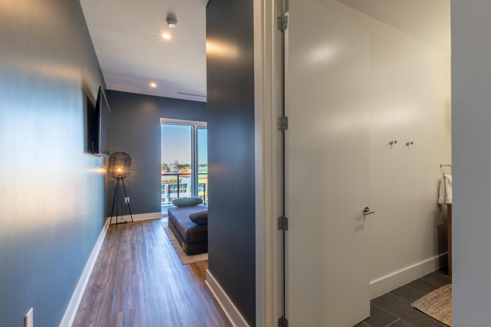 Modern 4 BR Luxury Condo with Rooftop Pool Next to the Hangout!