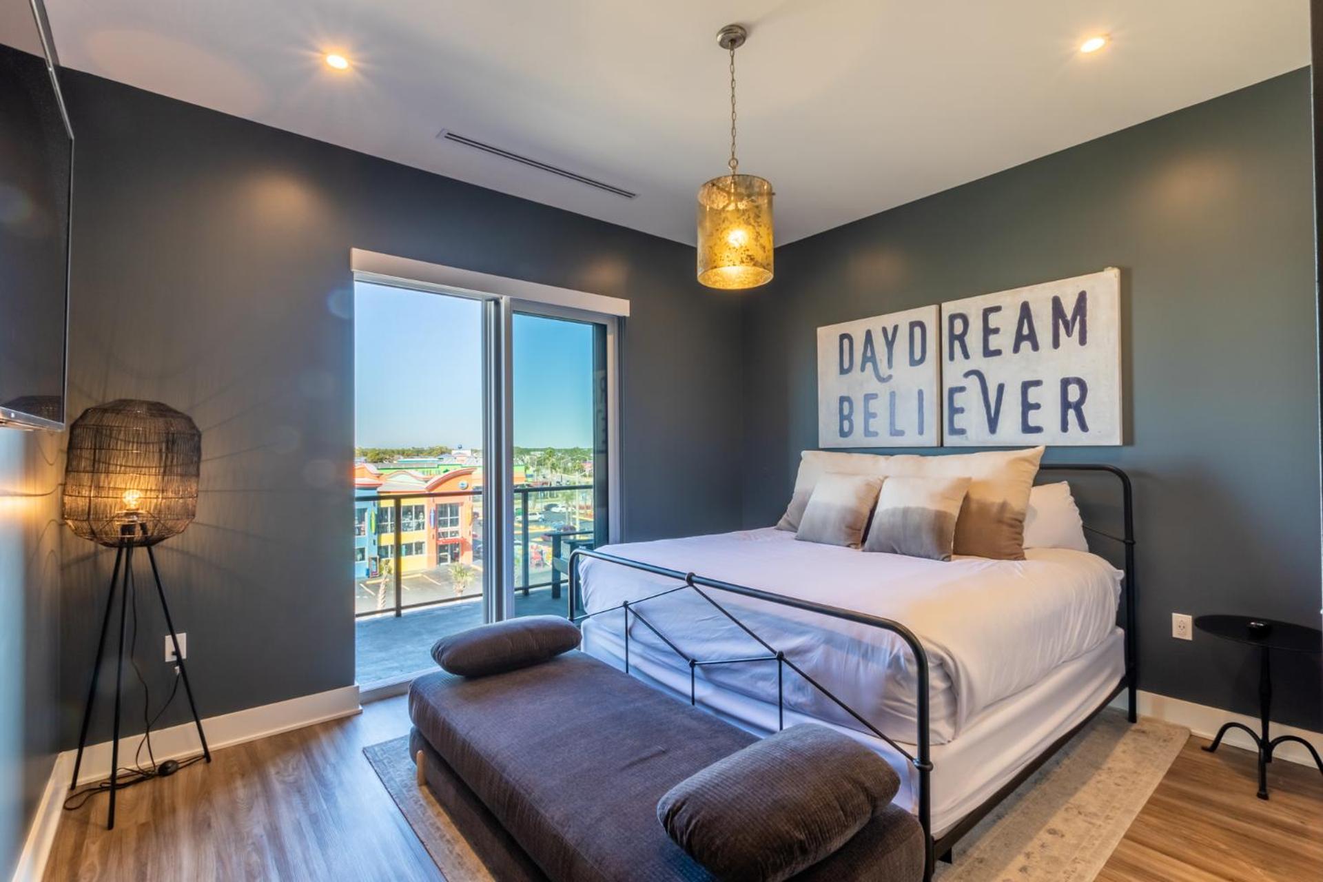 Modern 4 BR Luxury Condo with Rooftop Pool Next to the Hangout!