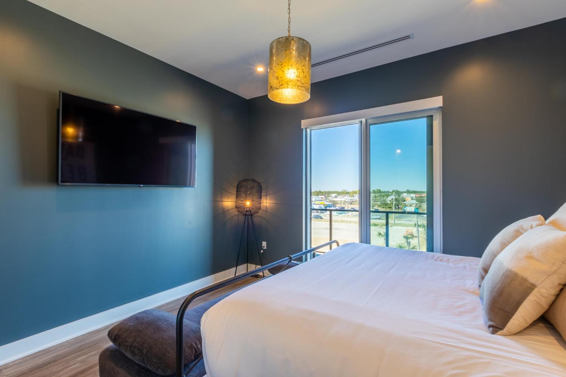 Modern 4 BR Luxury Condo with Rooftop Pool Next to the Hangout!