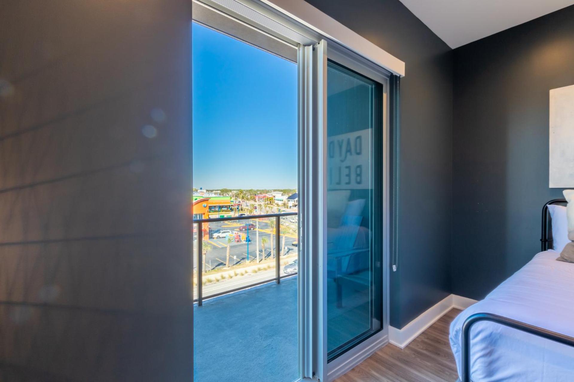 Modern 4 BR Luxury Condo with Rooftop Pool Next to the Hangout!