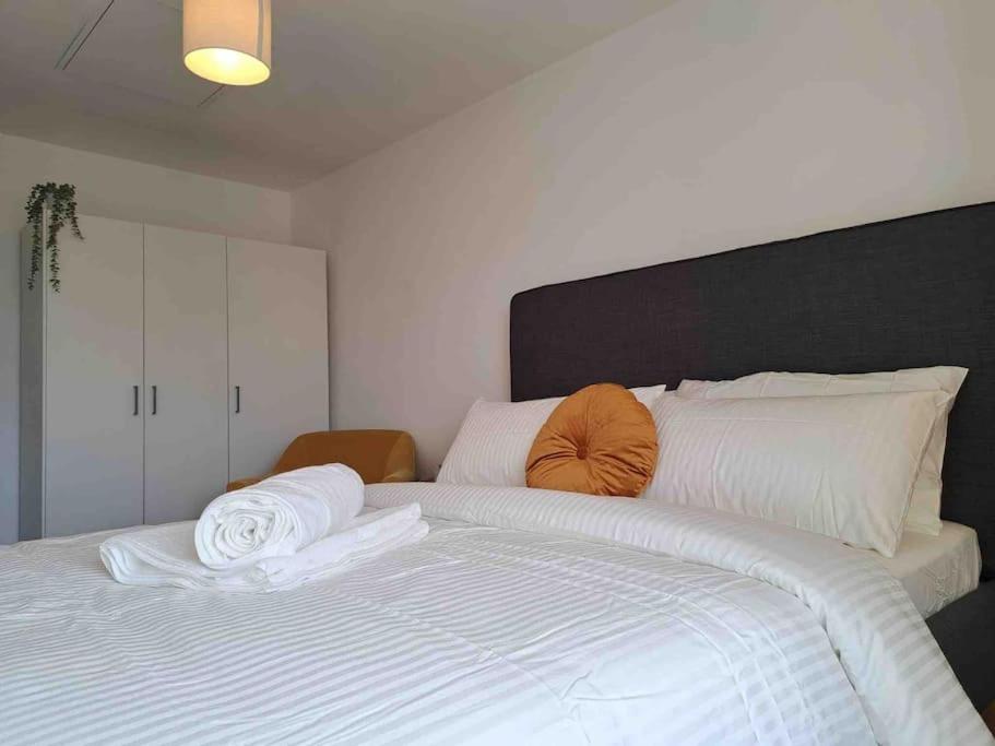 Luxury 4 Large Bedrooms Thurrock Grays 3 bathrooms 1 en suite Netflix Free Parking