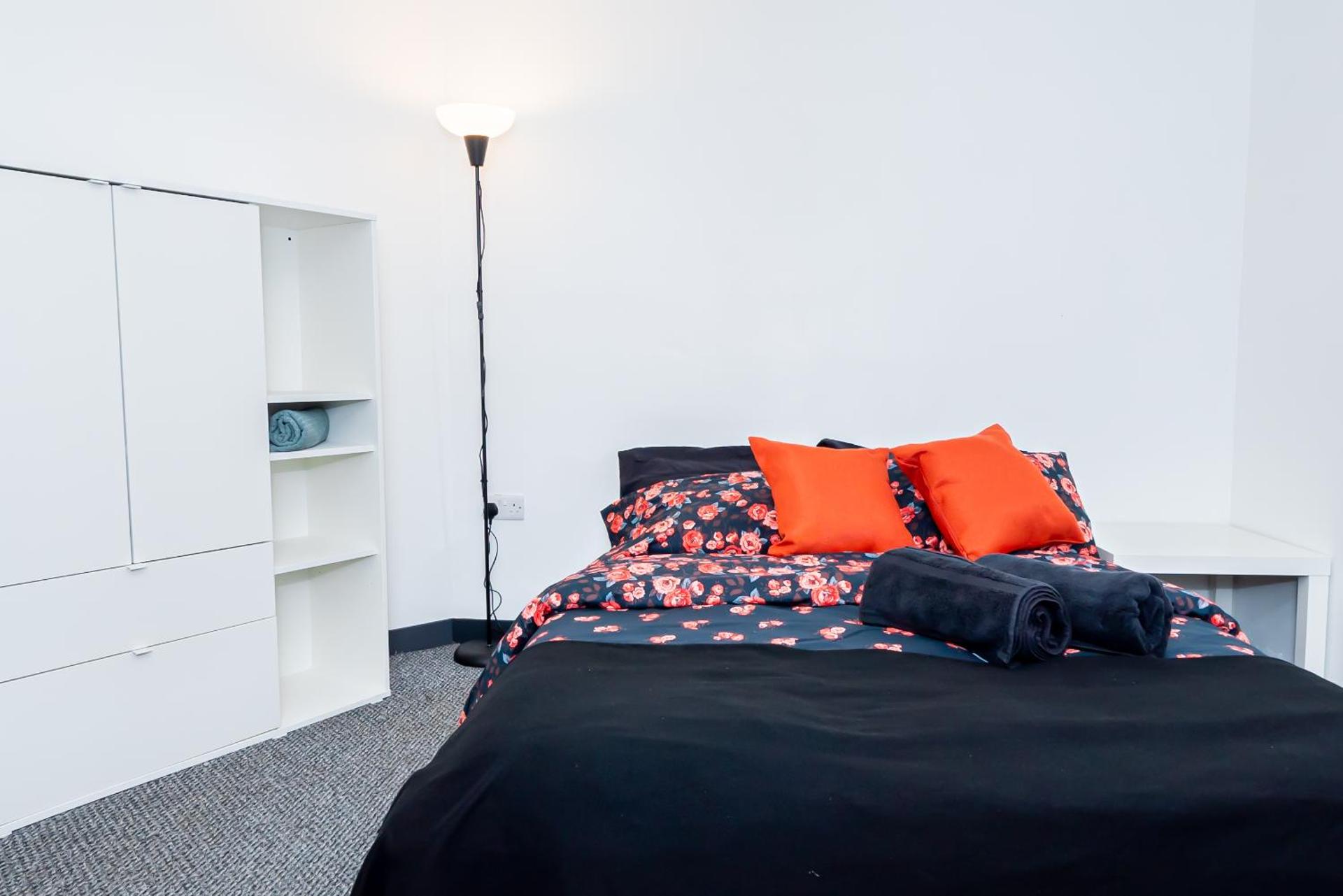 Shirley House 3, Guest House, Self Catering, Self Check in with Smart Locks, Use of Fully Equipped Kitchen, close to City Centre, Ideal for Longer Stays, Walking Distance to BAT, 20 min Drive to Fawley Refinery, Excellent Transport Links