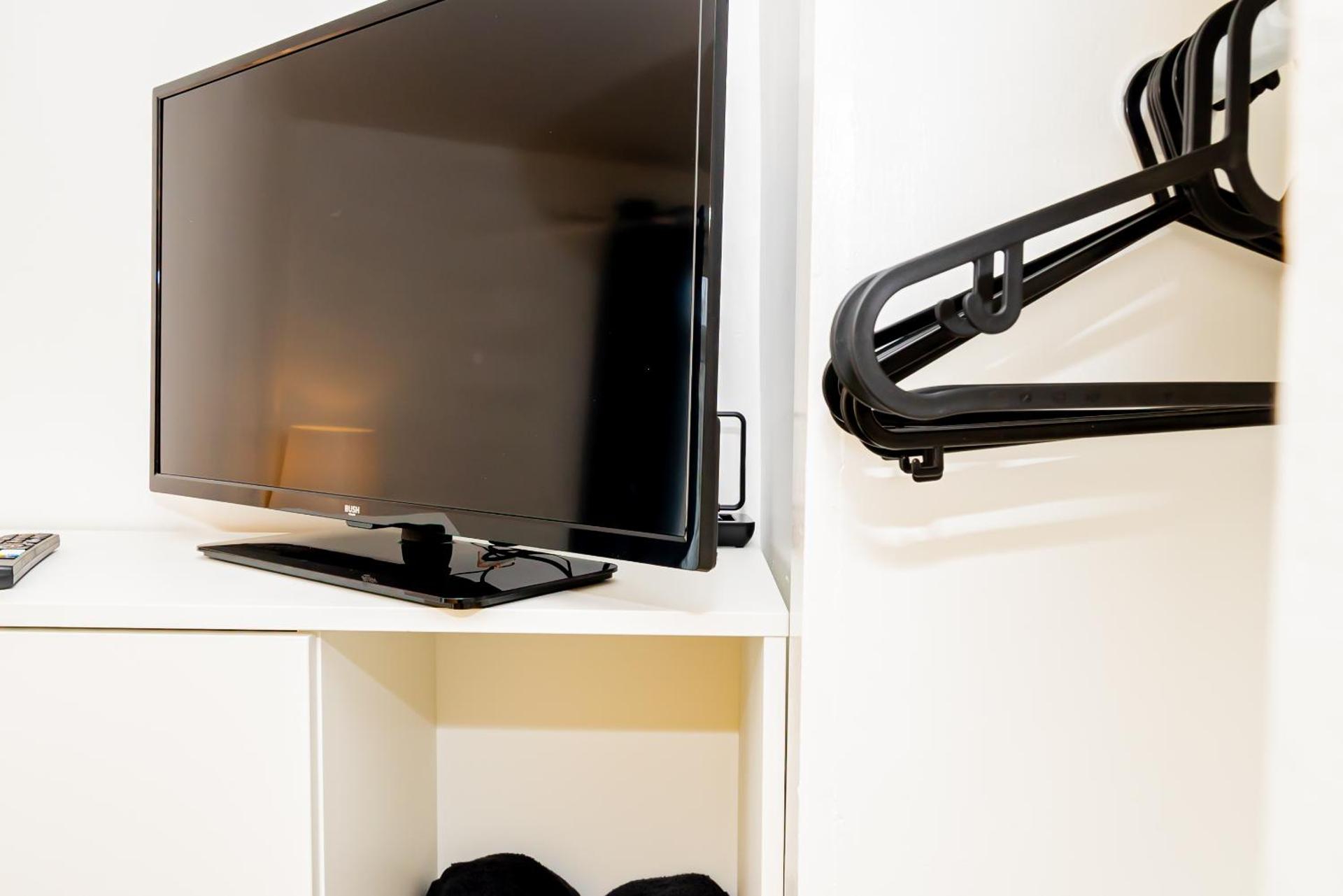 Shirley House 3, Guest House, Self Catering, Self Check in with Smart Locks, Use of Fully Equipped Kitchen, close to City Centre, Ideal for Longer Stays, Walking Distance to BAT, 20 min Drive to Fawley Refinery, Excellent Transport Links