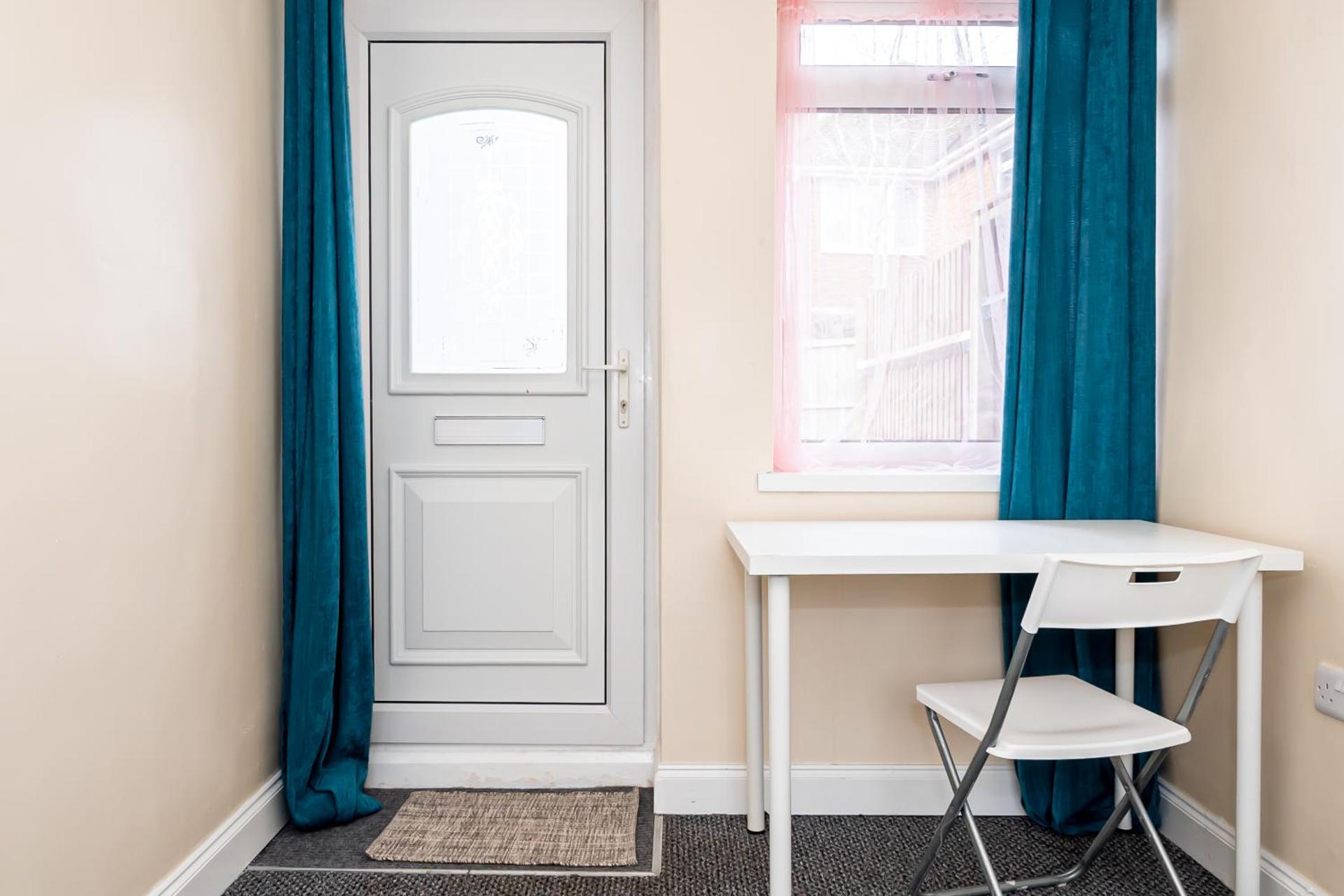 Shirley House 3, Guest House, Self Catering, Self Check in with Smart Locks, Use of Fully Equipped Kitchen, close to City Centre, Ideal for Longer Stays, Walking Distance to BAT, 20 min Drive to Fawley Refinery, Excellent Transport Links