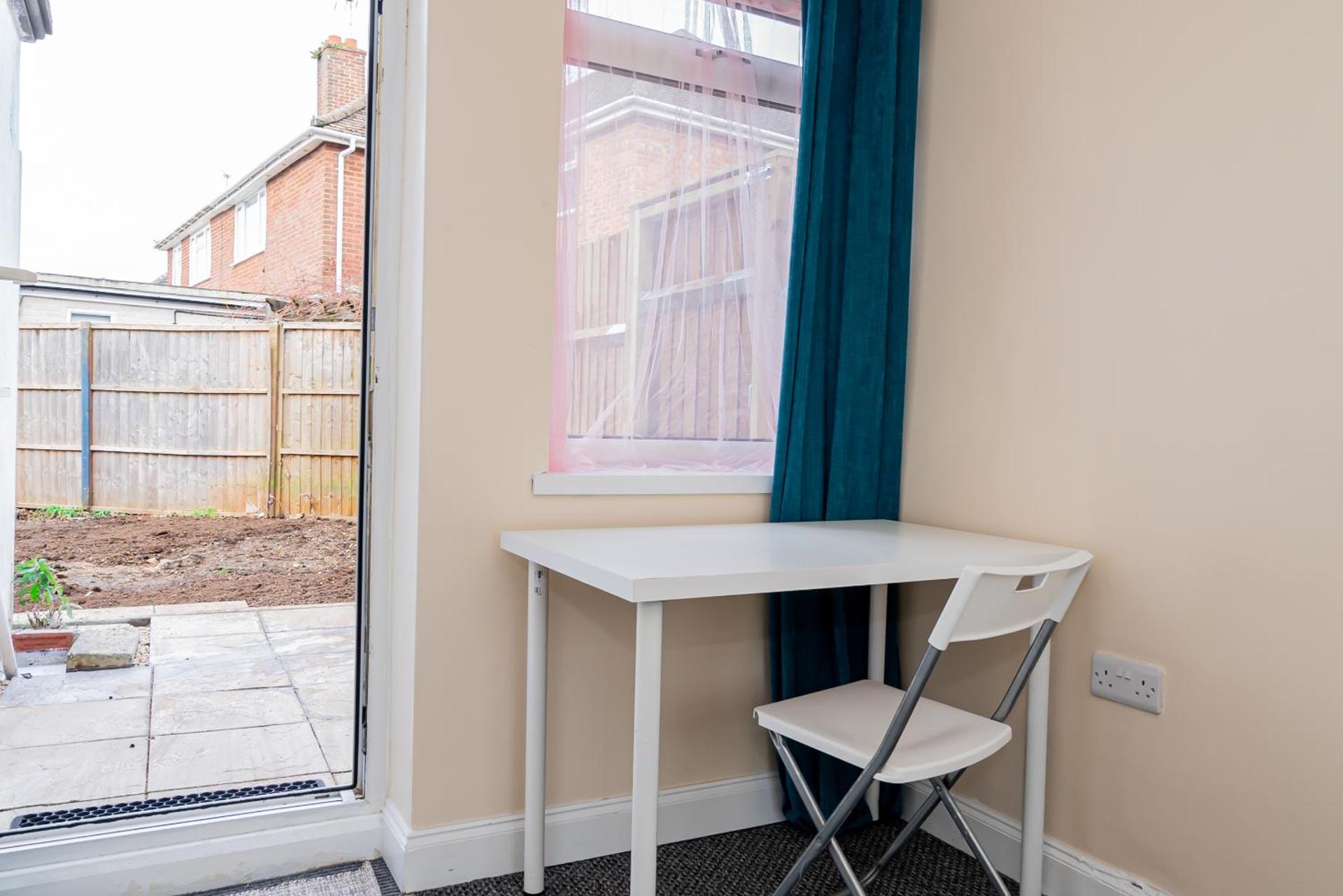 Shirley House 3, Guest House, Self Catering, Self Check in with Smart Locks, Use of Fully Equipped Kitchen, close to City Centre, Ideal for Longer Stays, Walking Distance to BAT, 20 min Drive to Fawley Refinery, Excellent Transport Links