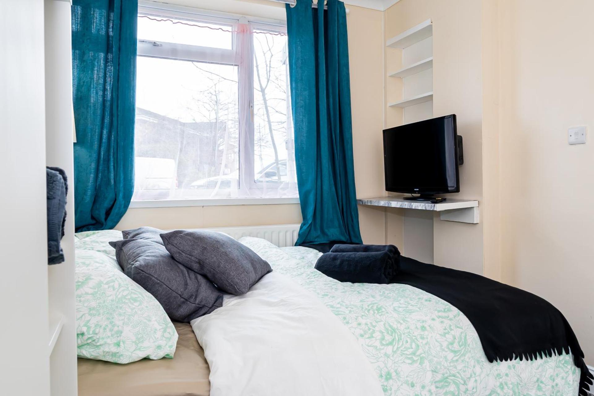 Shirley House 3, Guest House, Self Catering, Self Check in with Smart Locks, Use of Fully Equipped Kitchen, close to City Centre, Ideal for Longer Stays, Walking Distance to BAT, 20 min Drive to Fawley Refinery, Excellent Transport Links