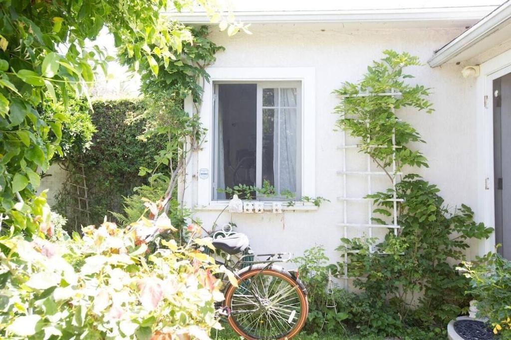 Elegant White Cottage, Venice Beach, California