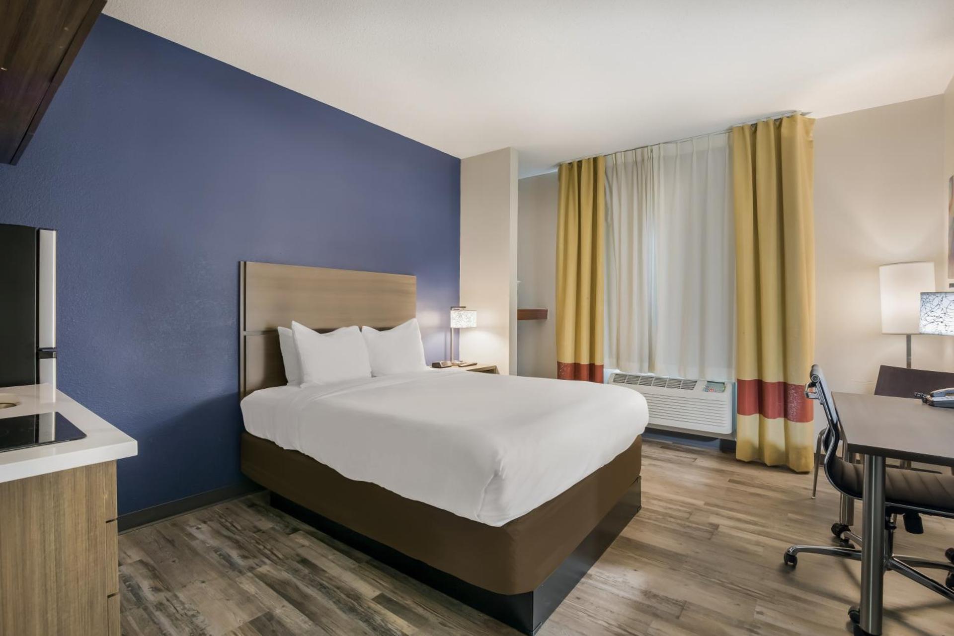 Efficiency Queen Suite with Tub - Disability Access/Non Smoking