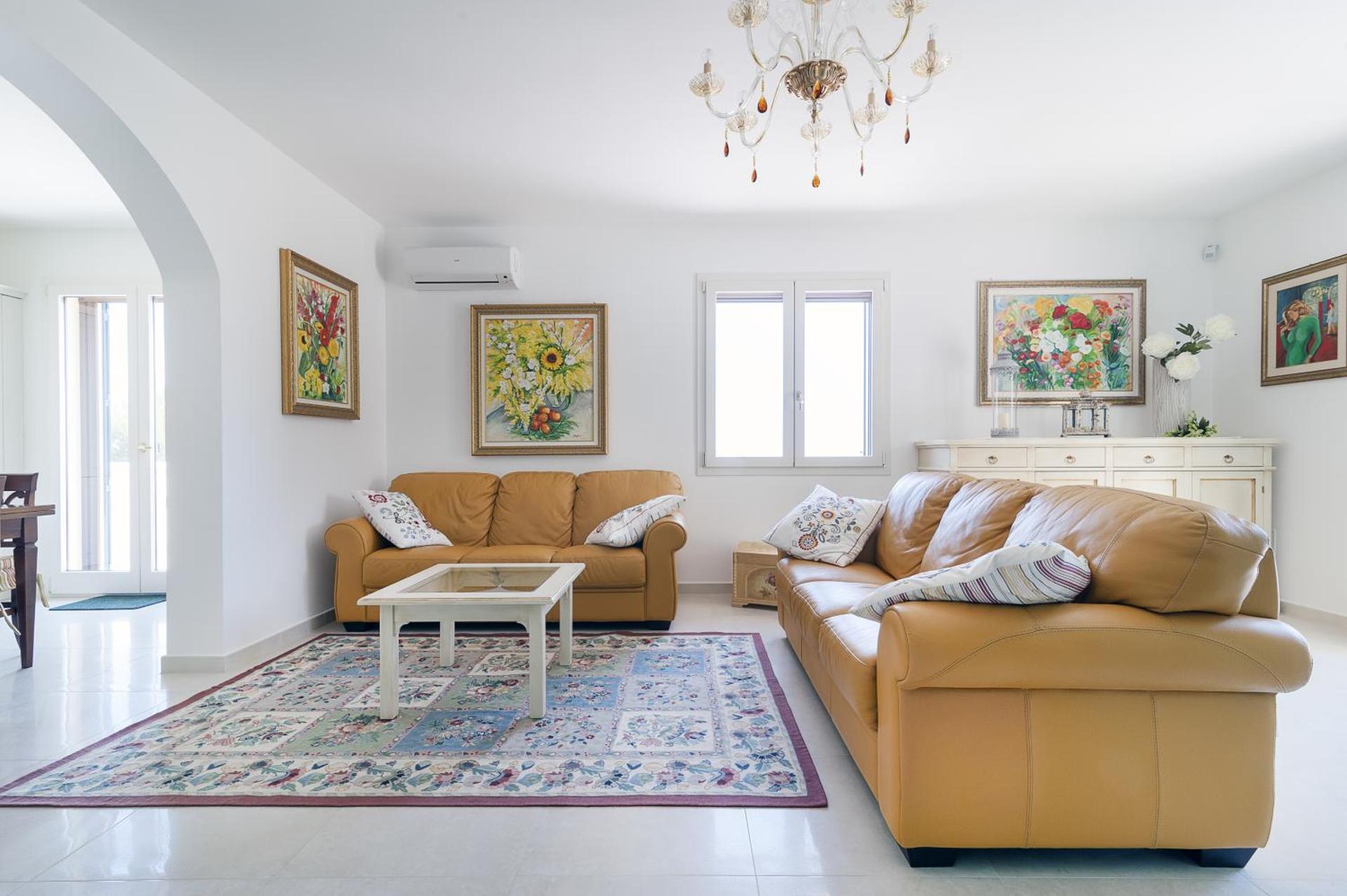 Communal lounge/ TV room