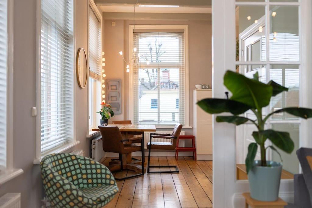 Sfeervol verblijf in oude gemeentehuis Eenrum.