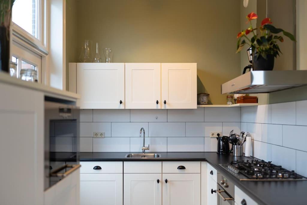 Sfeervol verblijf in oude gemeentehuis Eenrum.