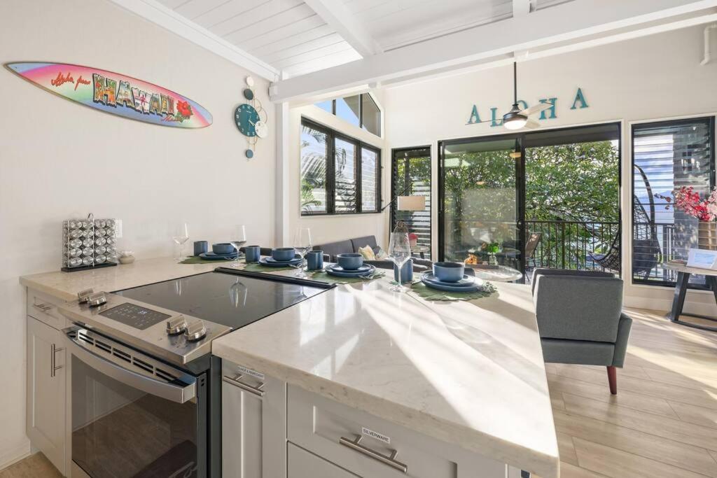 Coral Cove-Poolside Condo and Panoramic Ocean View