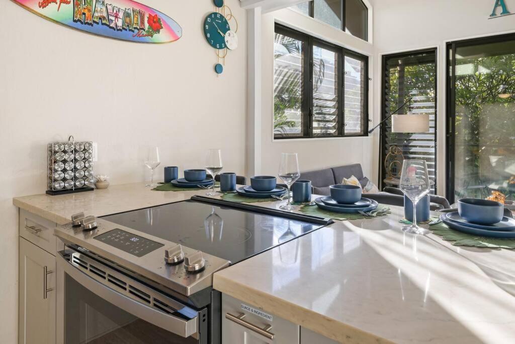 Coral Cove-Poolside Condo and Panoramic Ocean View