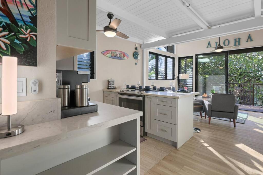 Coral Cove-Poolside Condo and Panoramic Ocean View