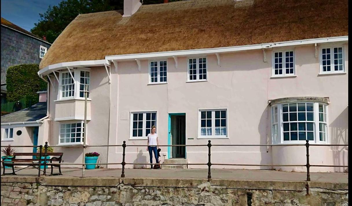 Benwick Cottage - Beachfront Thatched Cottage set on the marine parade with absolutely spectacular Sea views! Sleeps 4