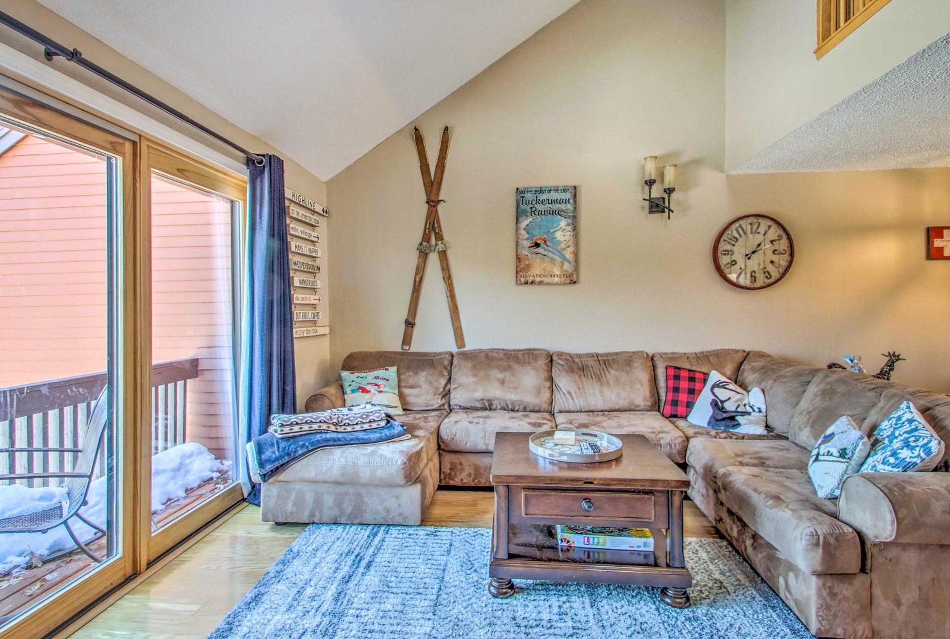 Ski Condo with Pool, Close to Story Land and Attitash!