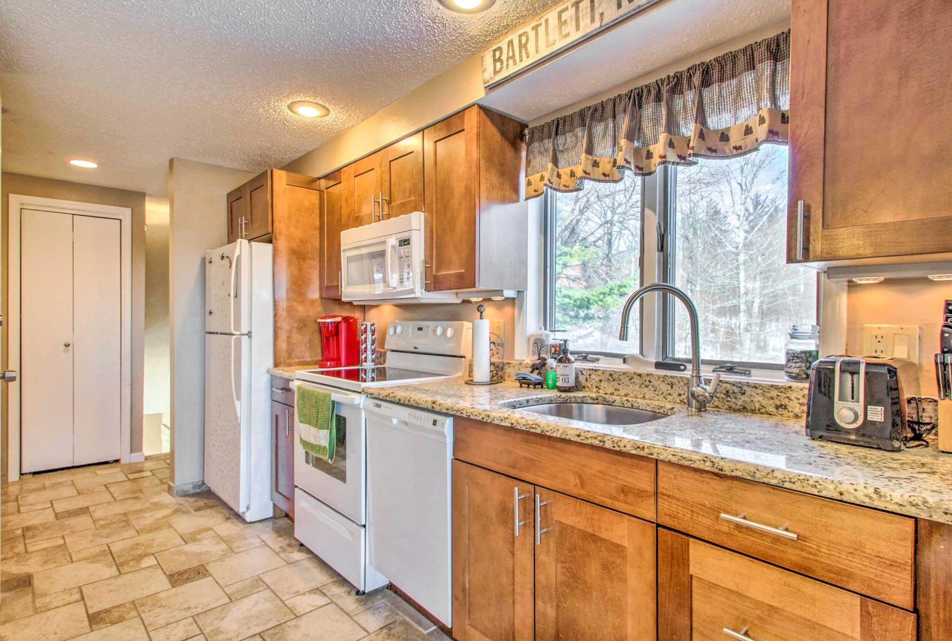 Ski Condo with Pool, Close to Story Land and Attitash!