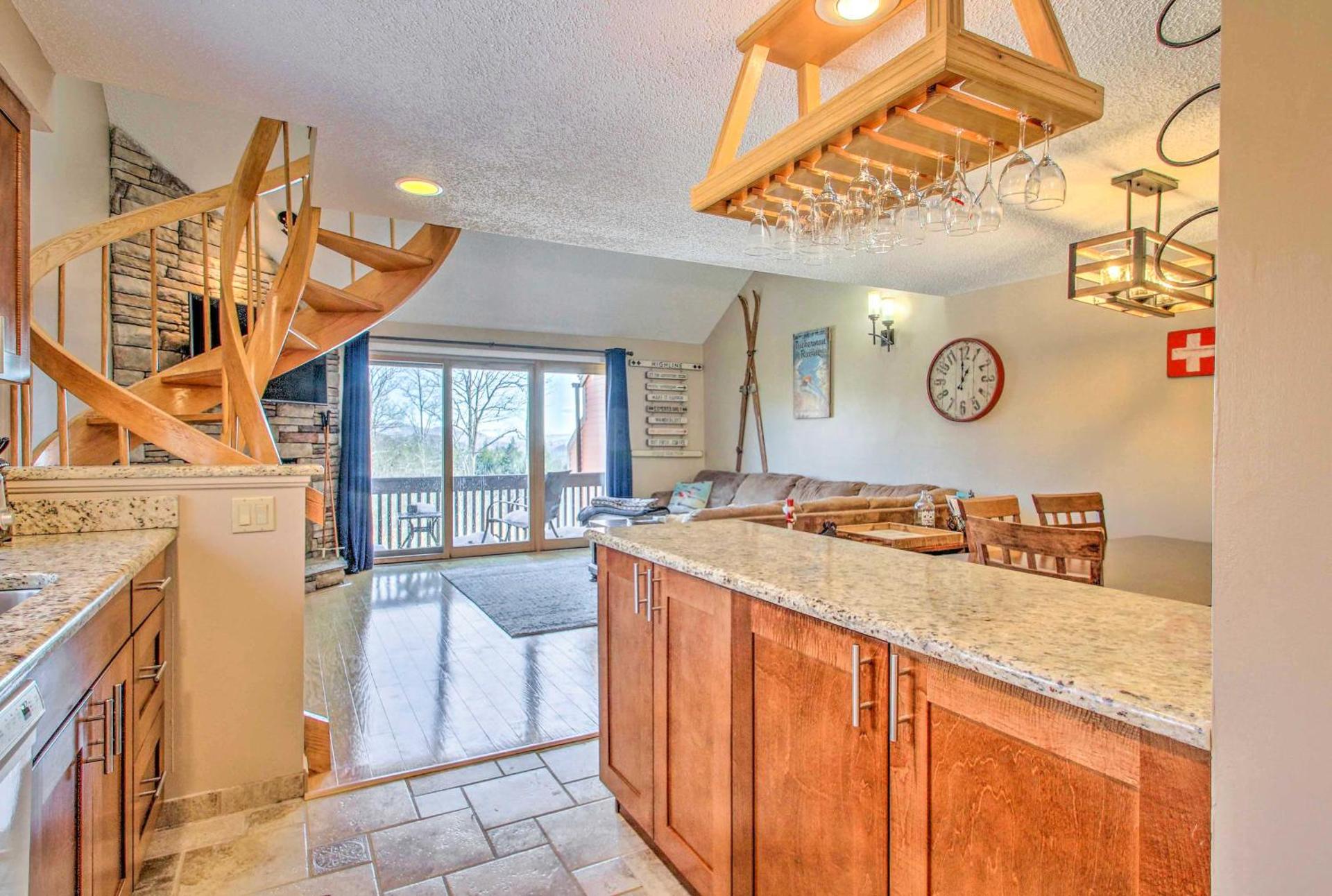 Ski Condo with Pool, Close to Story Land and Attitash!