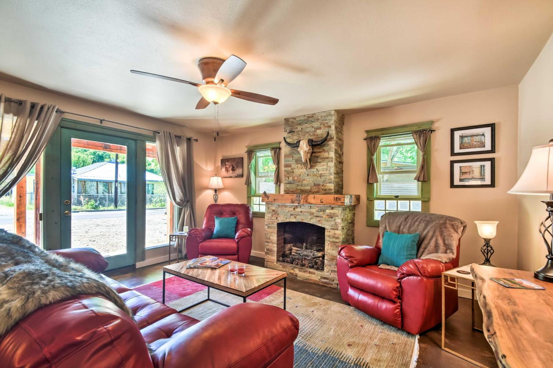 Cozy Home with Media Room Short Walk to Taos Plaza!