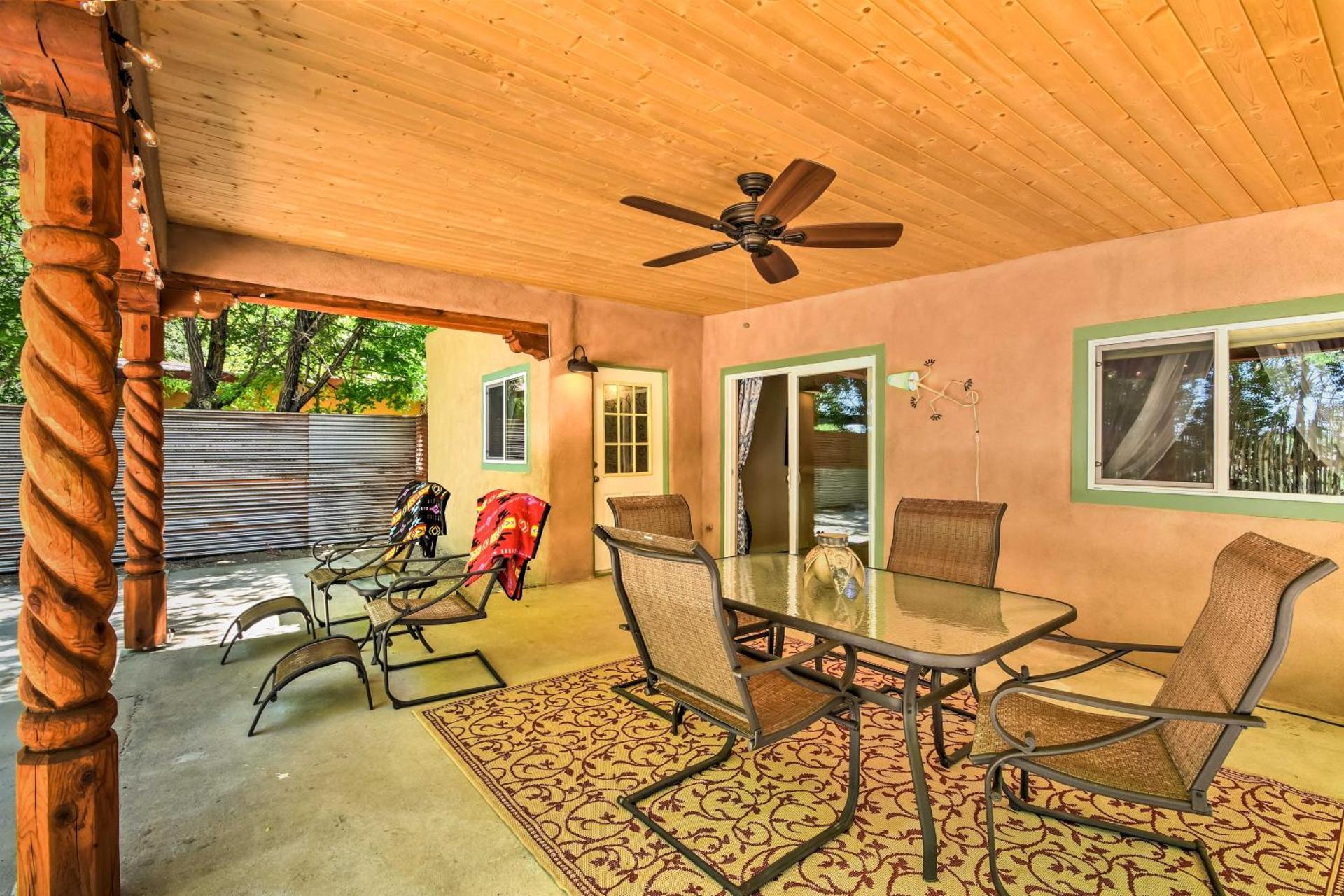 Cozy Home with Media Room Short Walk to Taos Plaza!