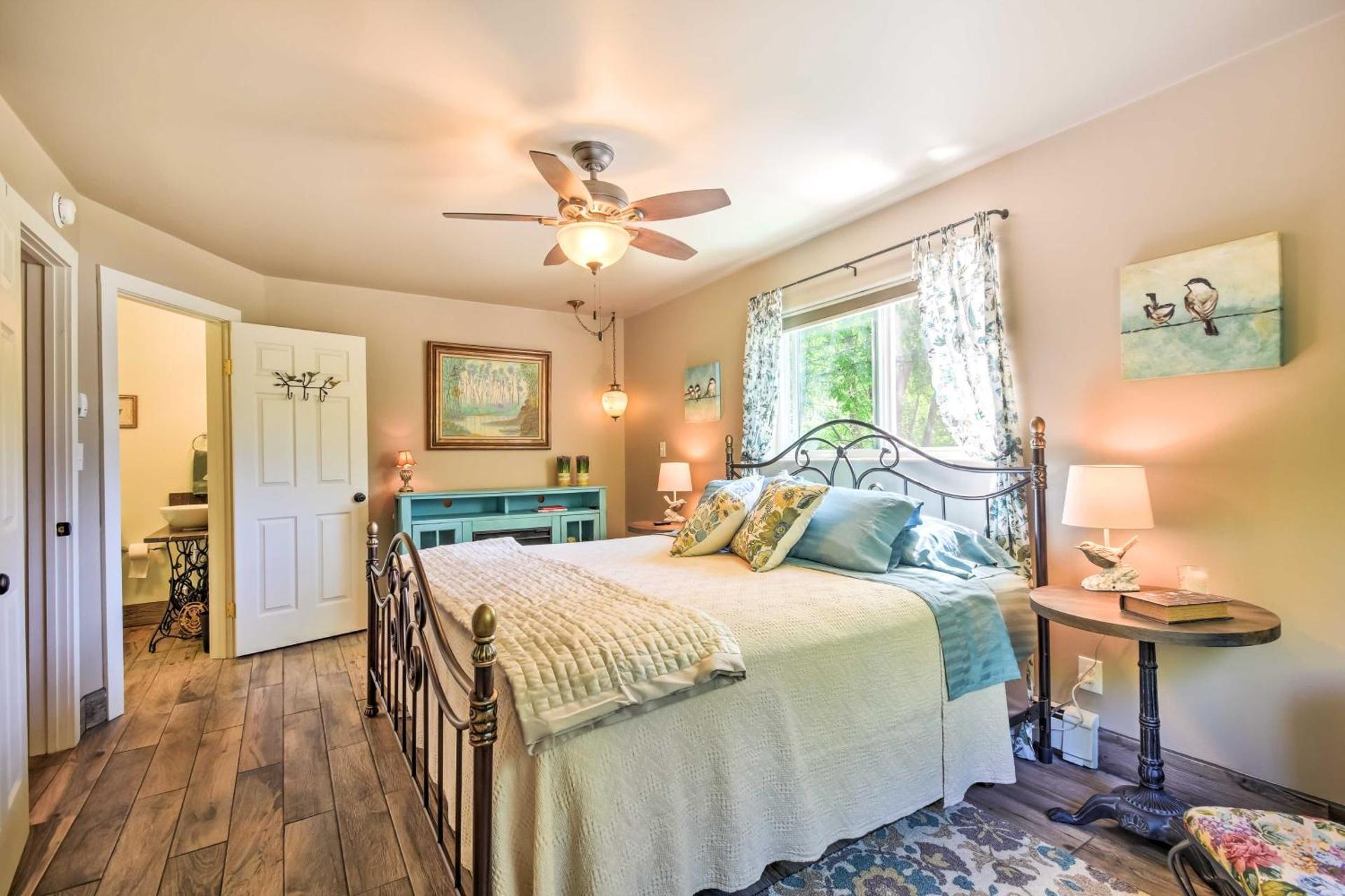 Cozy Home with Media Room Short Walk to Taos Plaza!