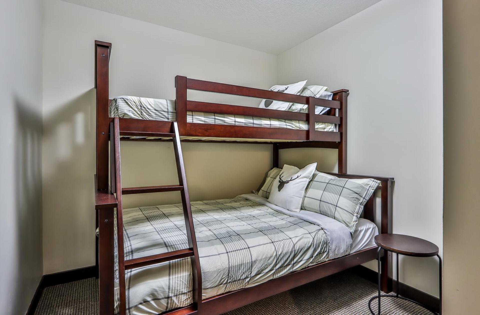 SCENIC 1 Bedroom plus Den, PET FRIENDLY managed by Little Sister Getaways