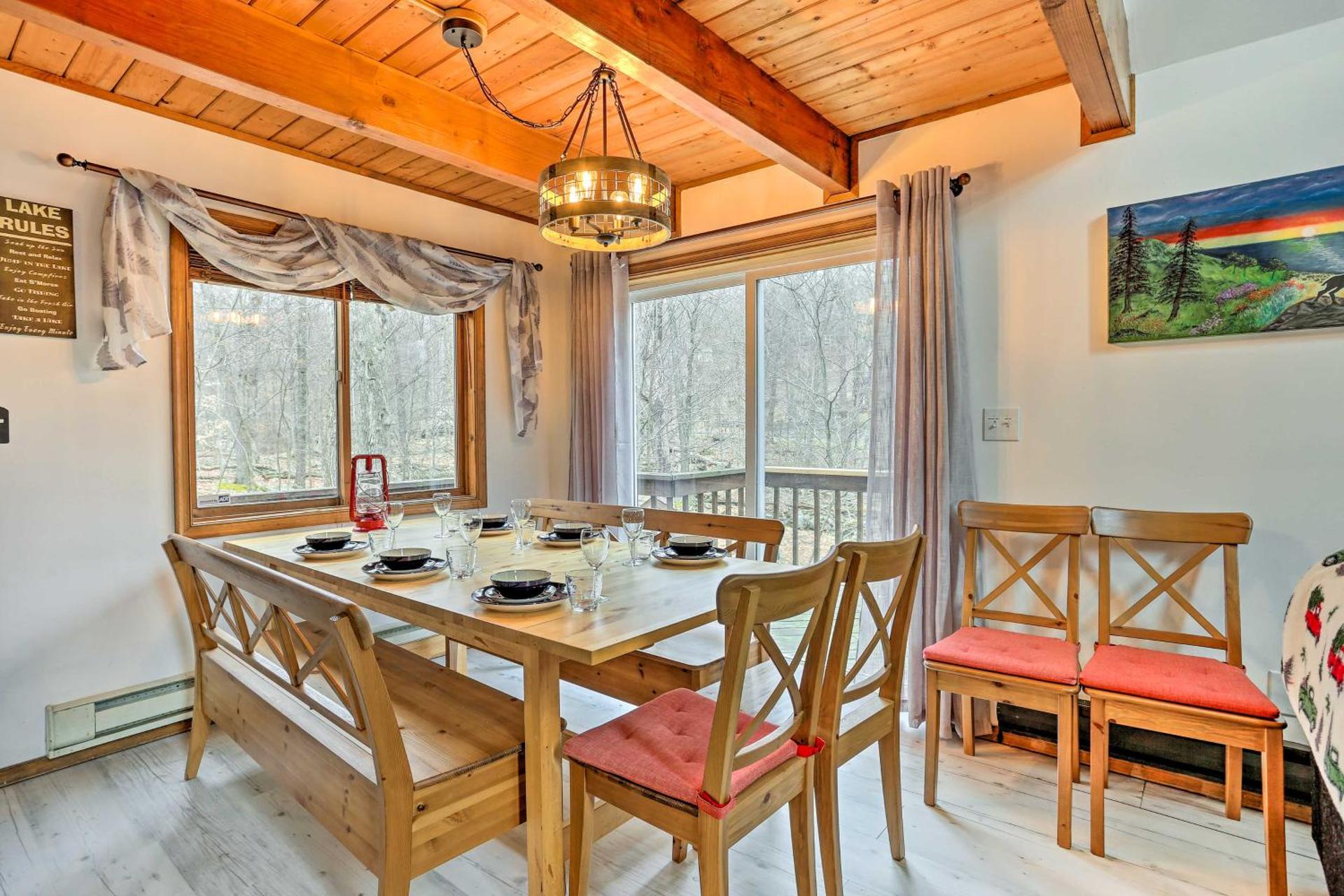 4 Mi to Tubing Cozy Bushkill Cabin with Deck!