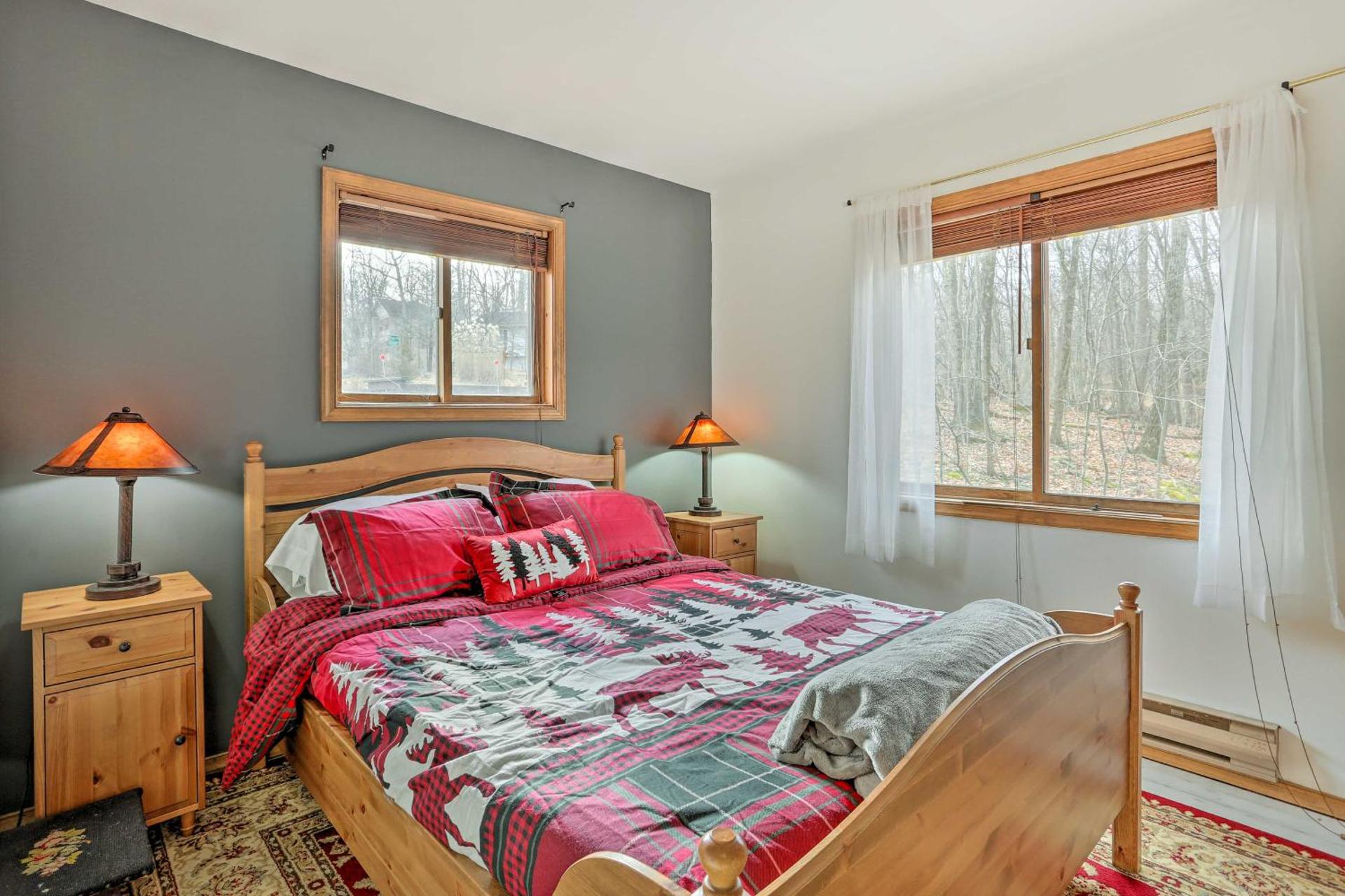 4 Mi to Tubing Cozy Bushkill Cabin with Deck!