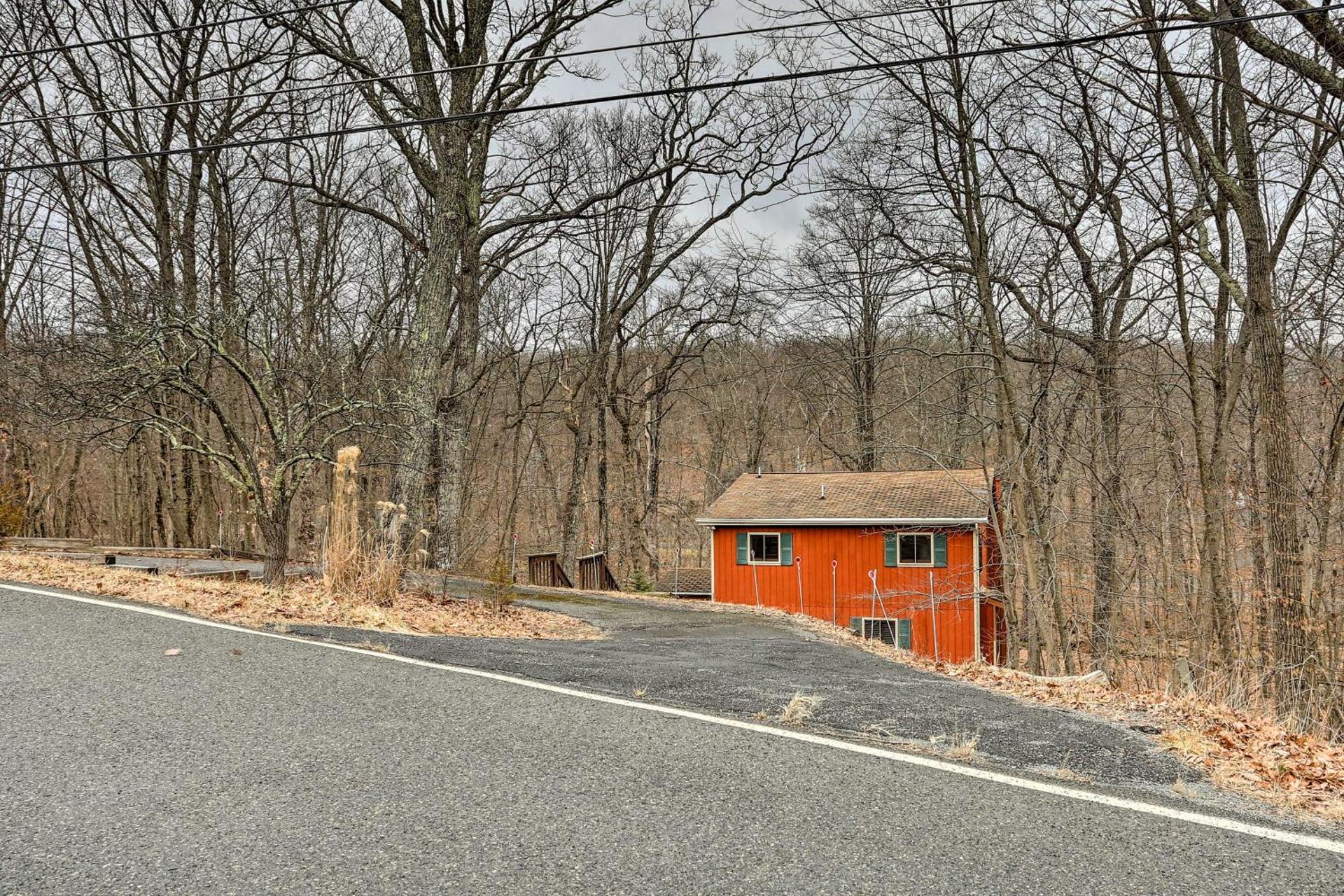 4 Mi to Tubing Cozy Bushkill Cabin with Deck!