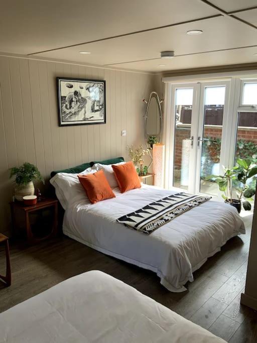 Cabin Retreat in the heart of Warwick.