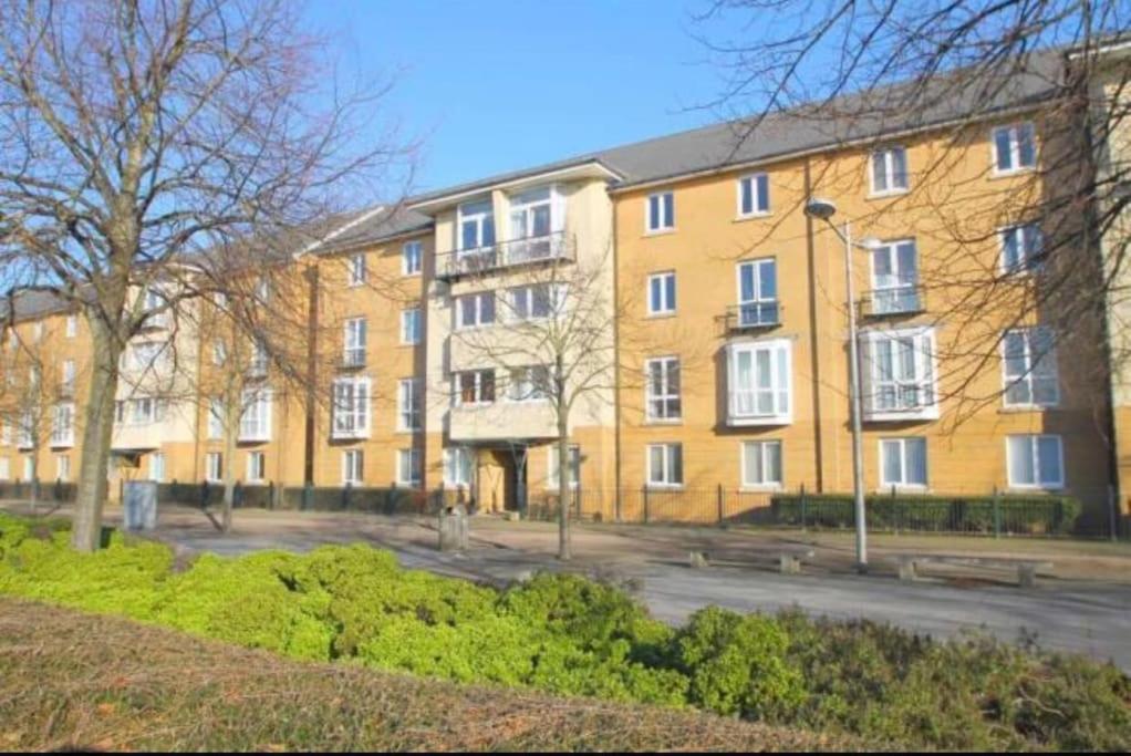 3 bedroom flat 10 mins walk to Bay and City center Free Parking