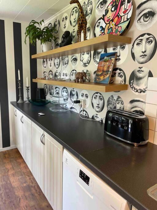 Trevligt hus & Sjöbod i mysiga Mollösund Tången