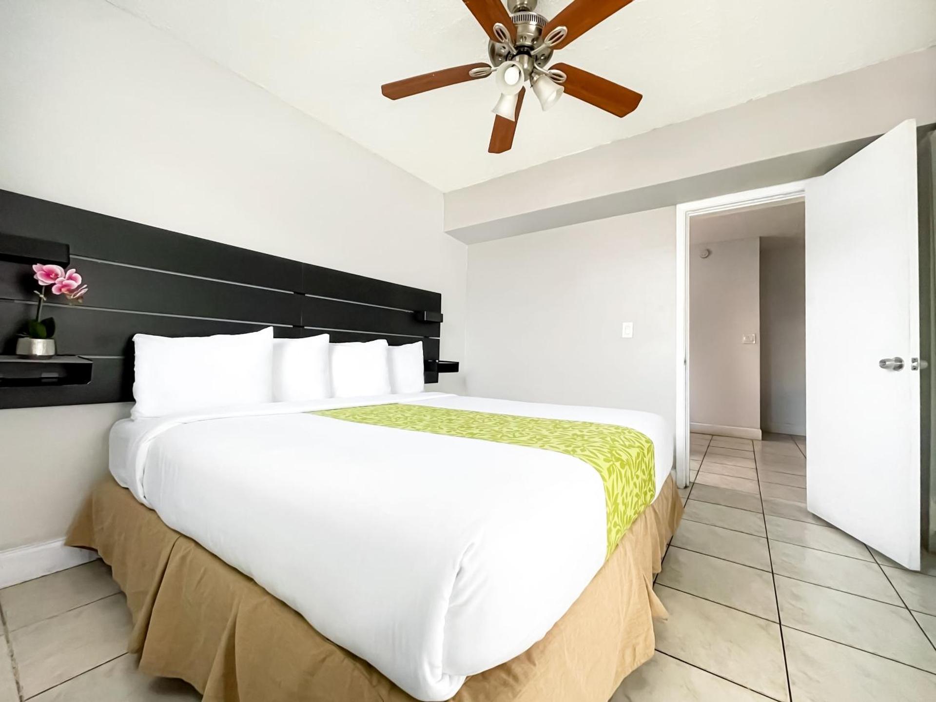 Deluxe Poolside King