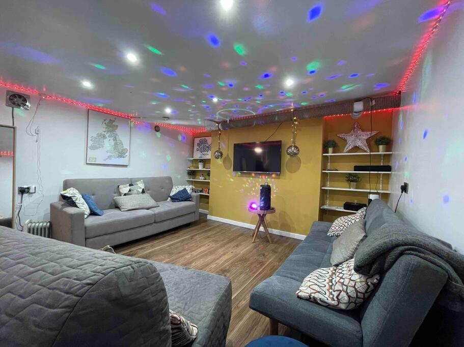 Stunning house close to the stadium + Hot tub!