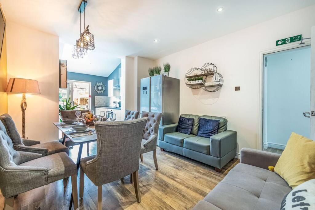 Stunning house close to the stadium + Hot tub!