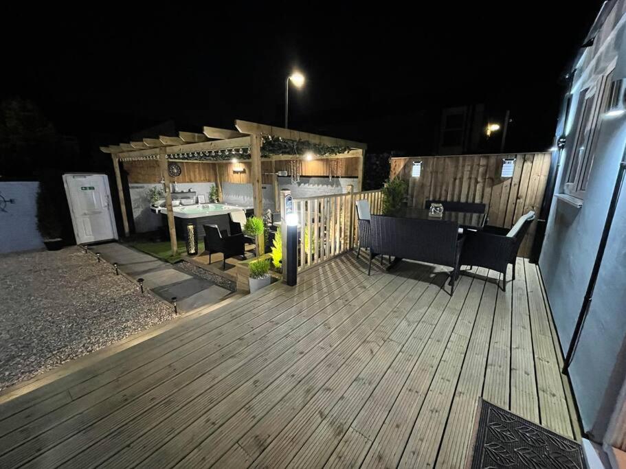 Stunning house close to the stadium + Hot tub!